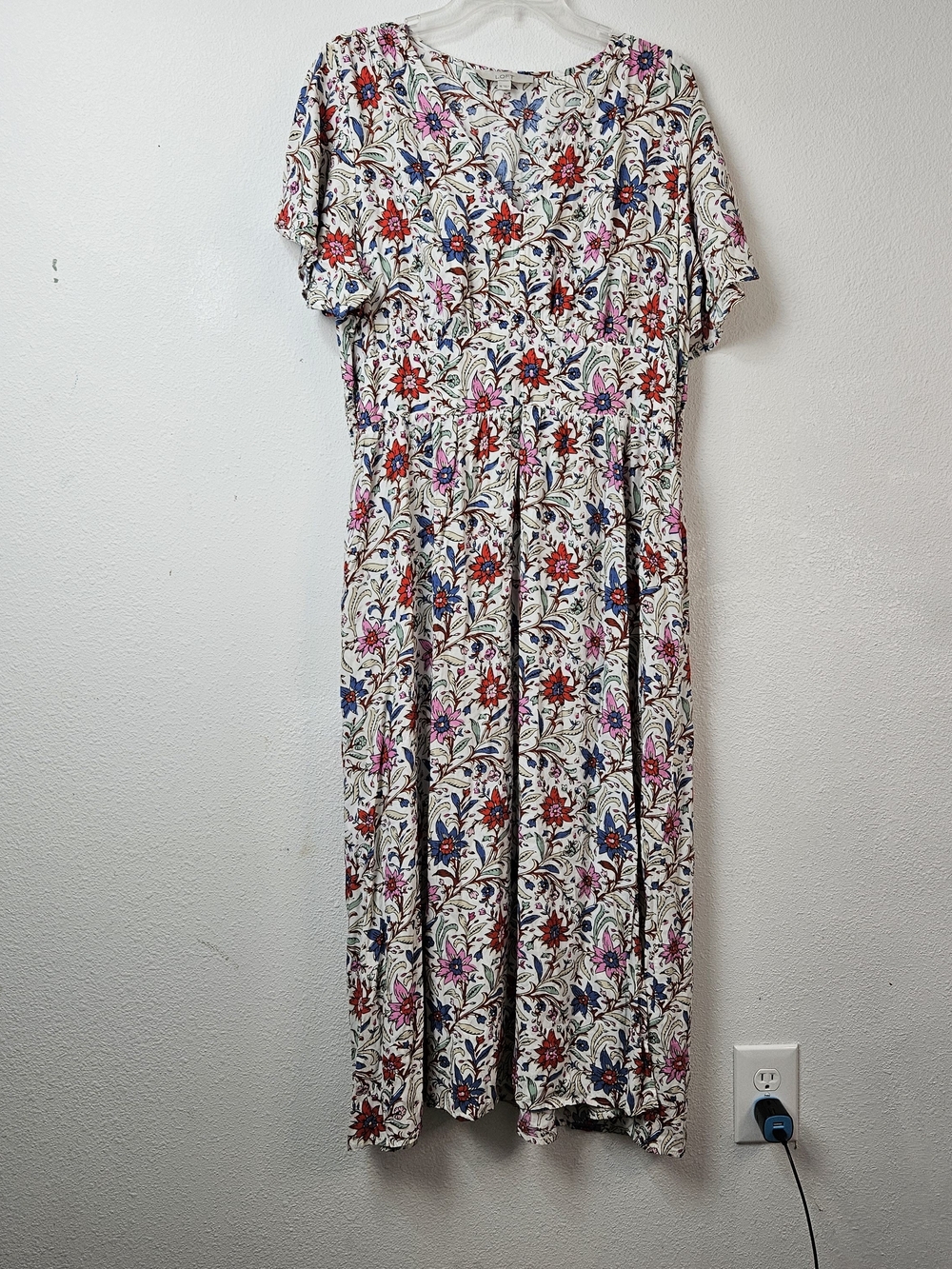 LOFT Floral Midi Dress in White with Red, Blue, and Pink Flowers Size 16 Pockets